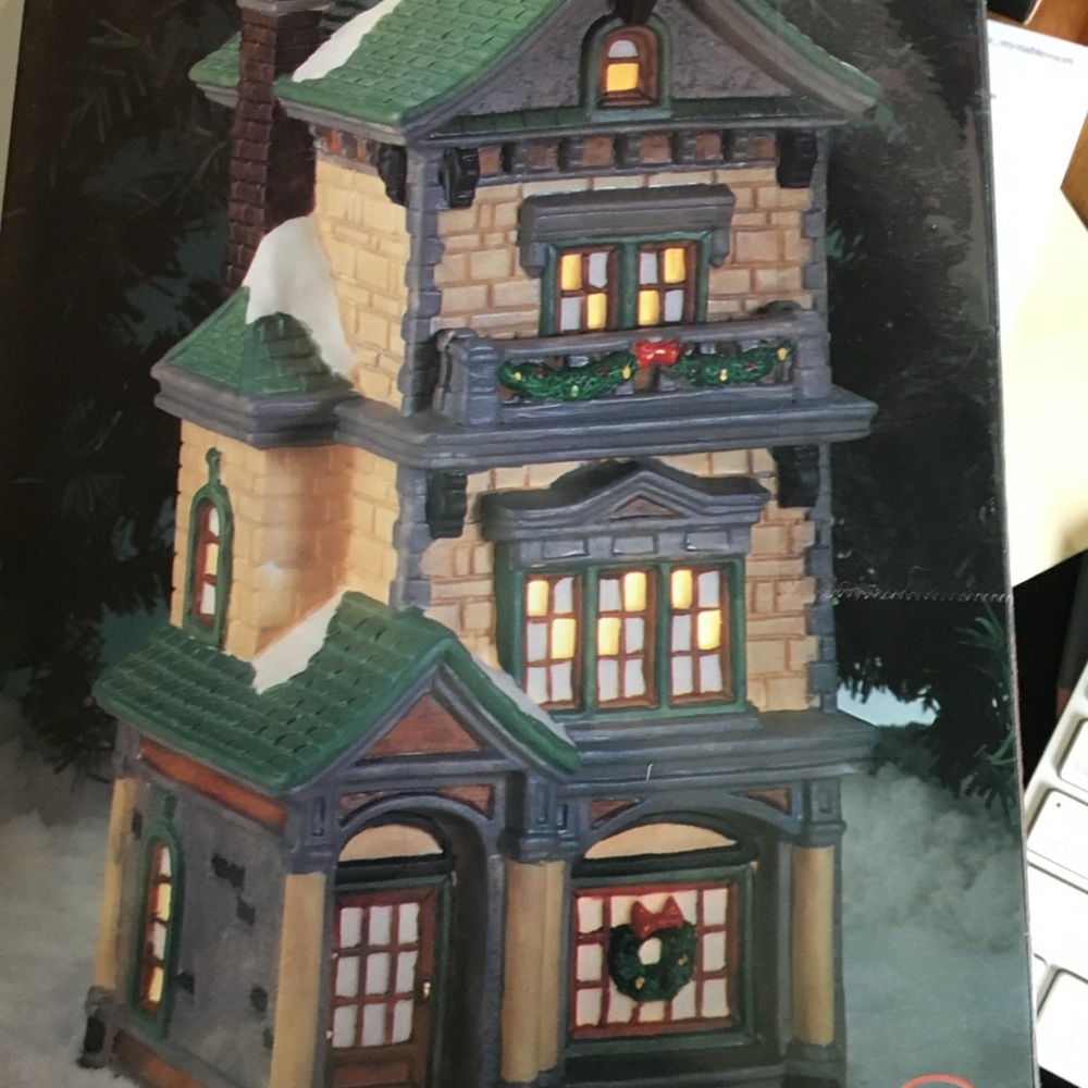 Dickens Keepsake Porcelain/ceramic Lighted house. (One house)